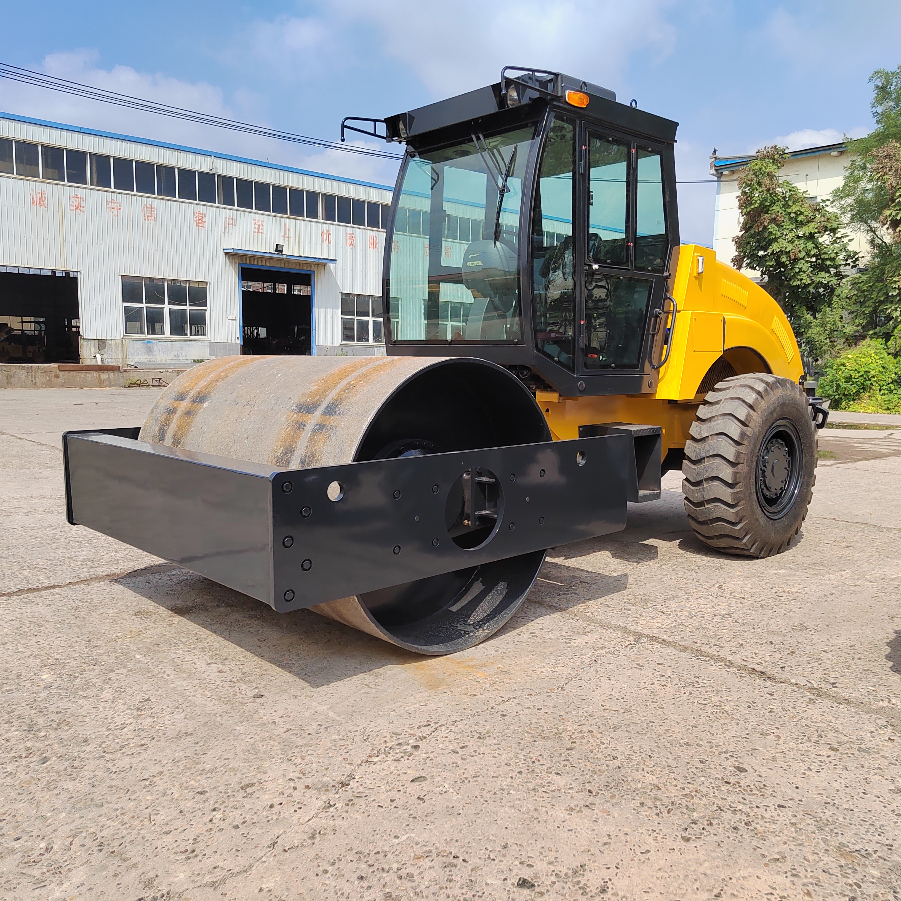 Roadtong LT210B 10 Ton Single Drum Vibratory Roller - Your Ideal Construction Partner