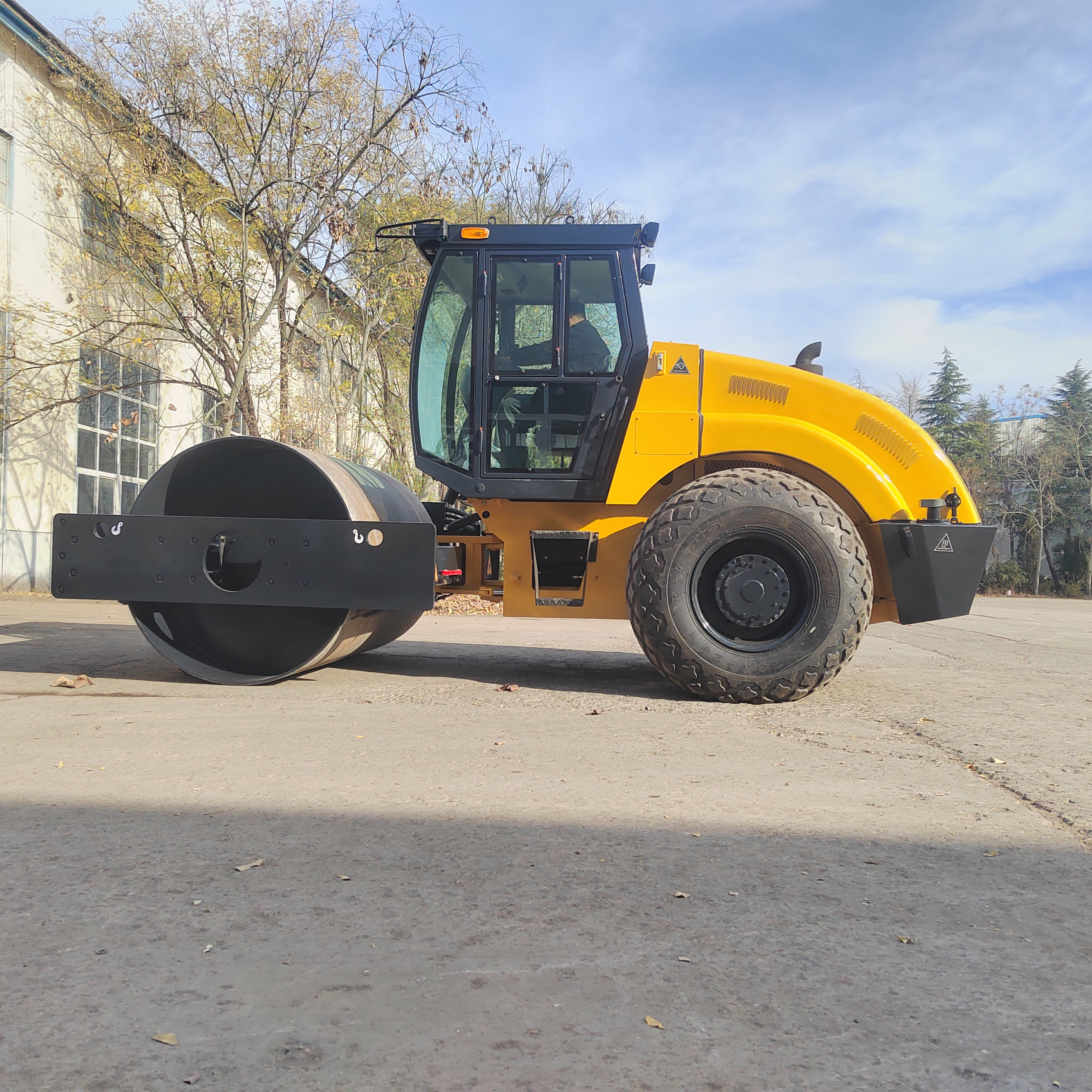 Brand Management | Lutong 14-ton Single Steel Drum Double Amplitude Vibratory Roller