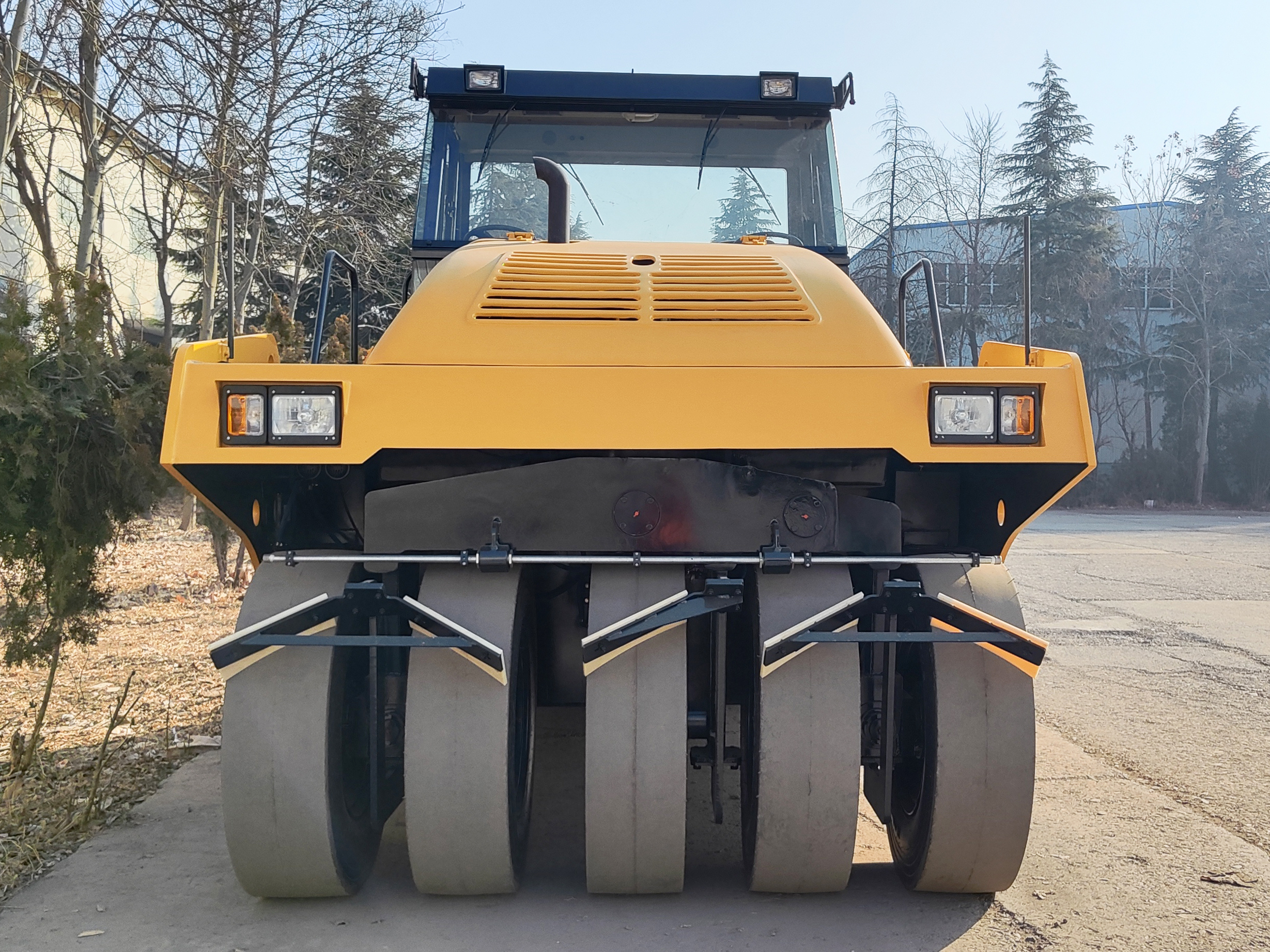 The beautician of asphalt roads: Lutong 30-ton fully hydraulic tire roller