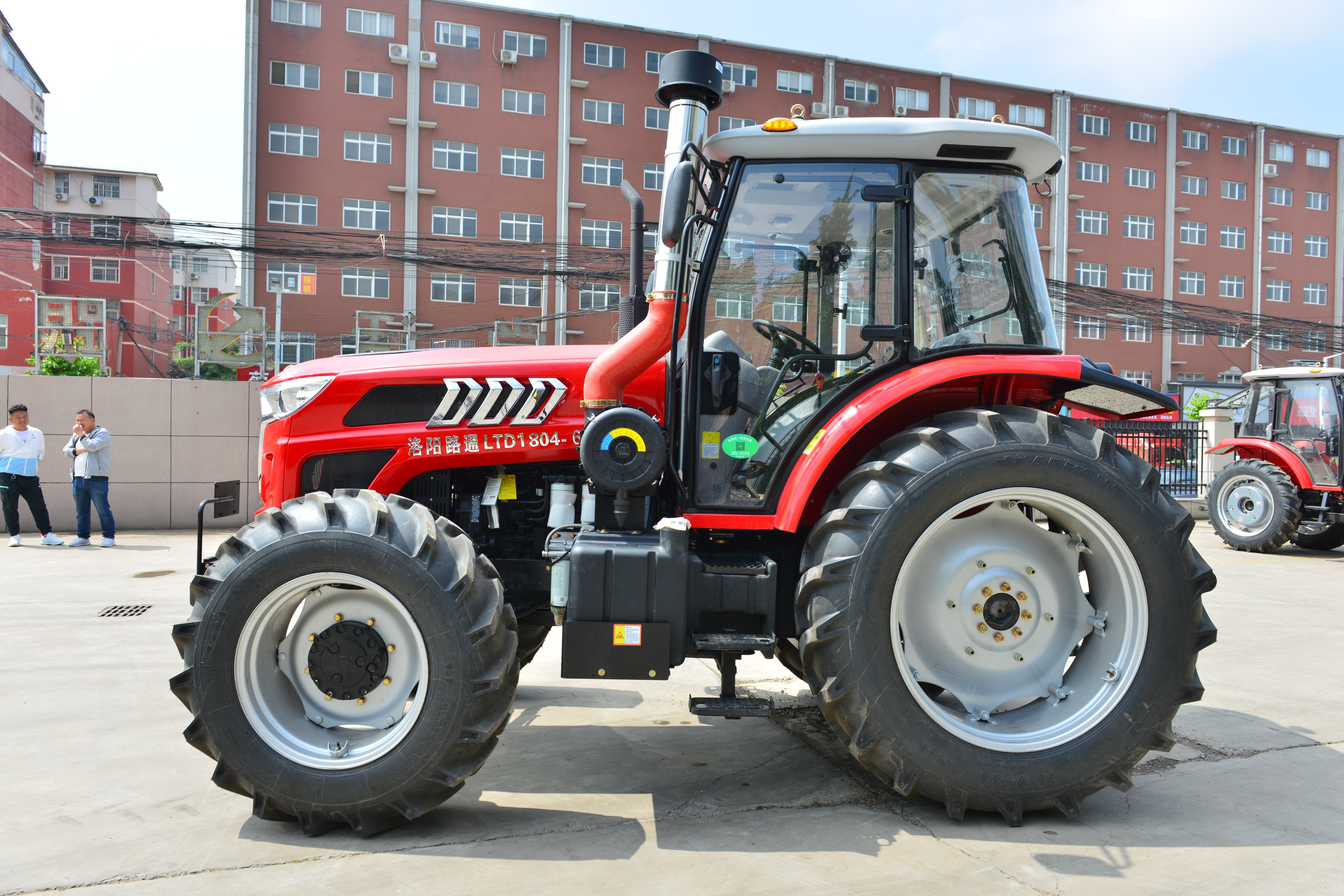 Super strong chassis, upgraded combat capability! The LTD1804-6 tractor leads a 