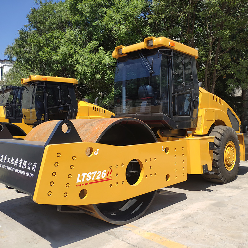 The Beijing-Xinjiang Expressway is now fully open to traffic, and the availability of a 26-ton road roller is helping those working on the project at the northern foot of the Eastern Tianshan Mountain
