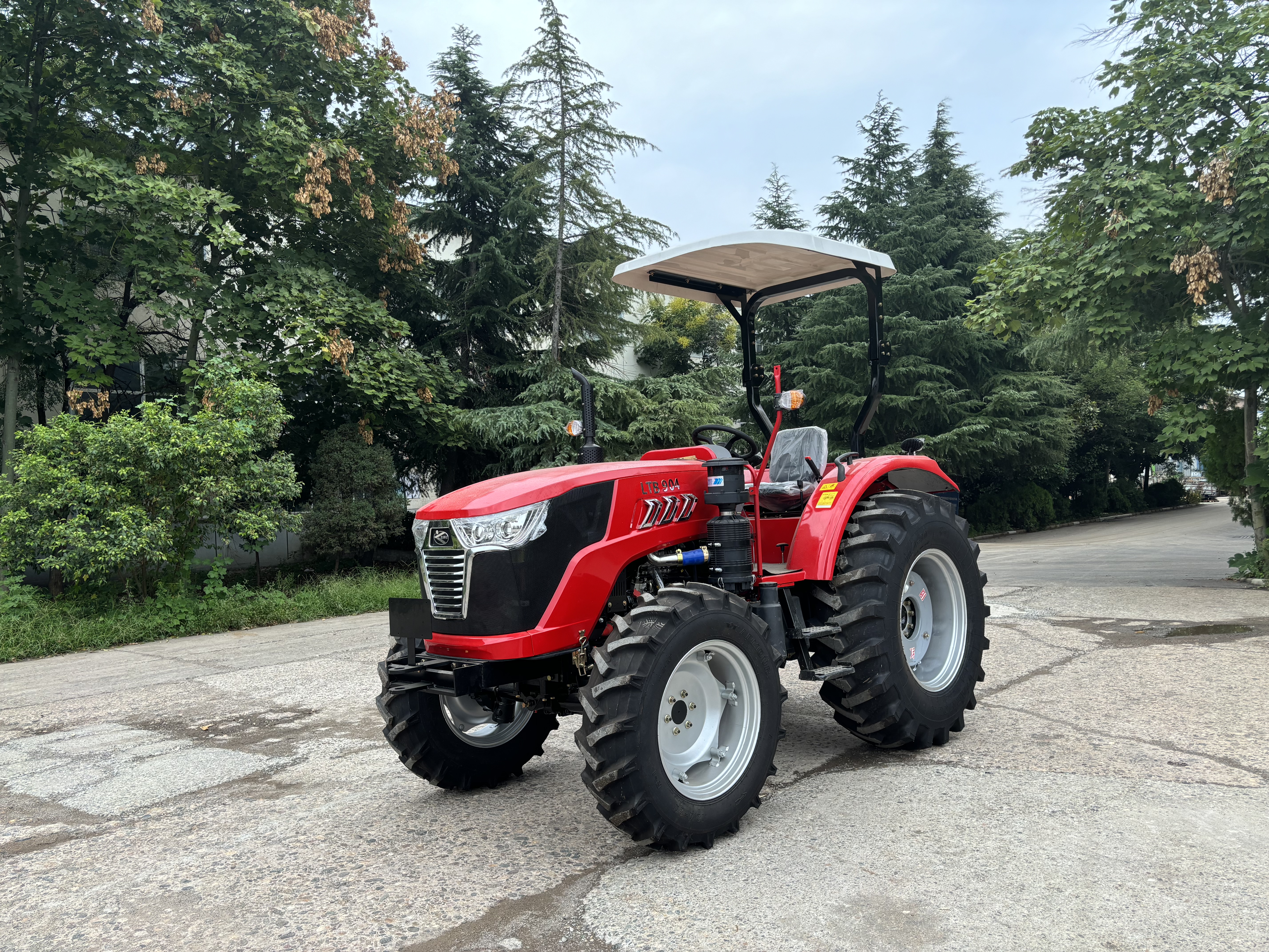 Lutong 90HP Tractor: Plow, Haul, Save Time & Labor!