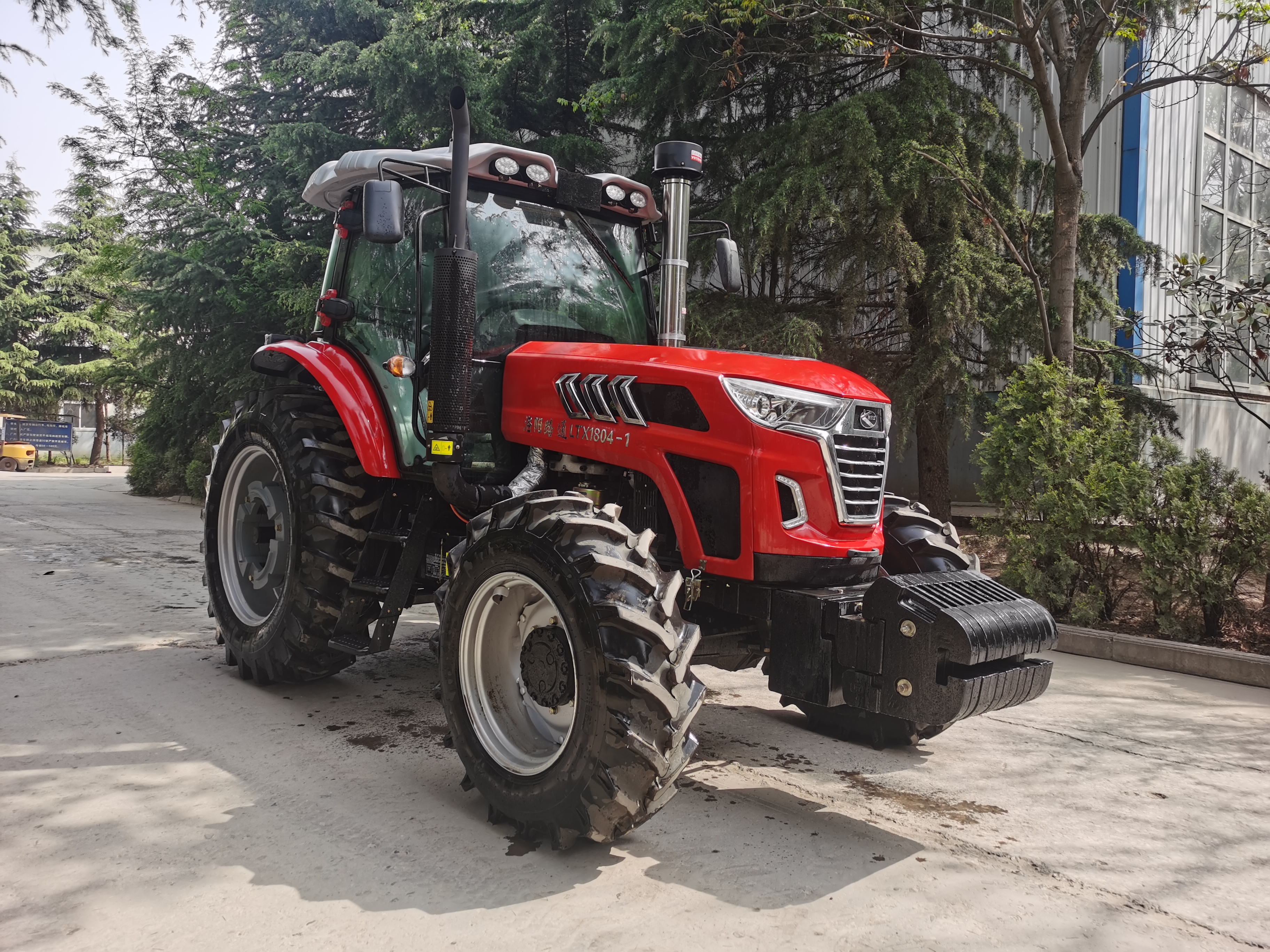 Looking for a Versatile 180HP Agricultural Tractor? This Model Boasts Great Reviews!