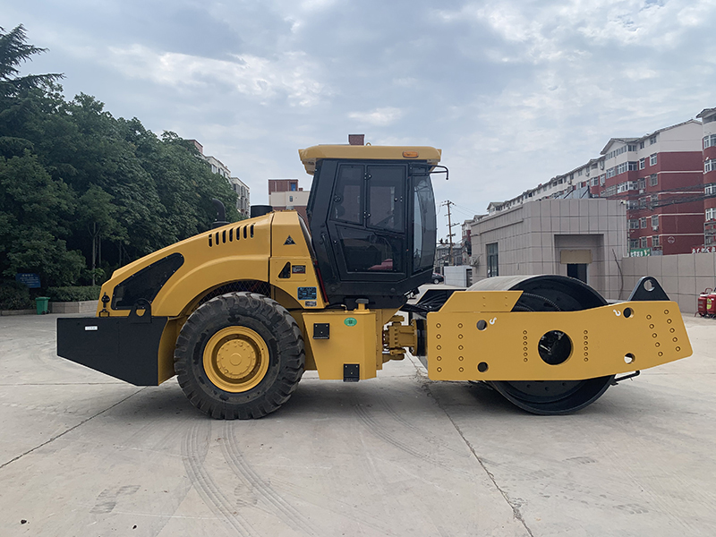 Choose a 26-Ton Full-Hydraulic Roller? Take a Look at These Two Models