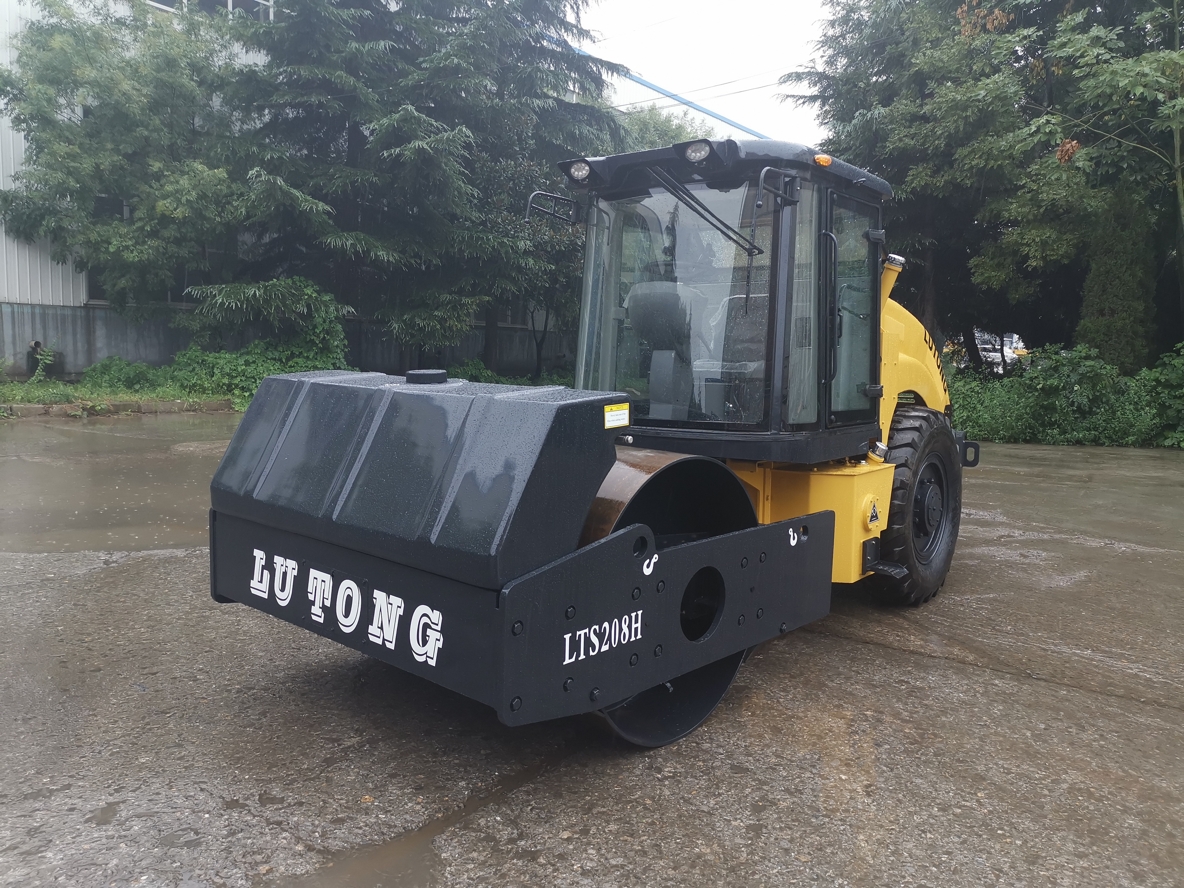 The Only Choice! Lutong 8-Ton Hydraulic Driven Single Drum Vibratory Roller：All-Terrain Compaction Solution