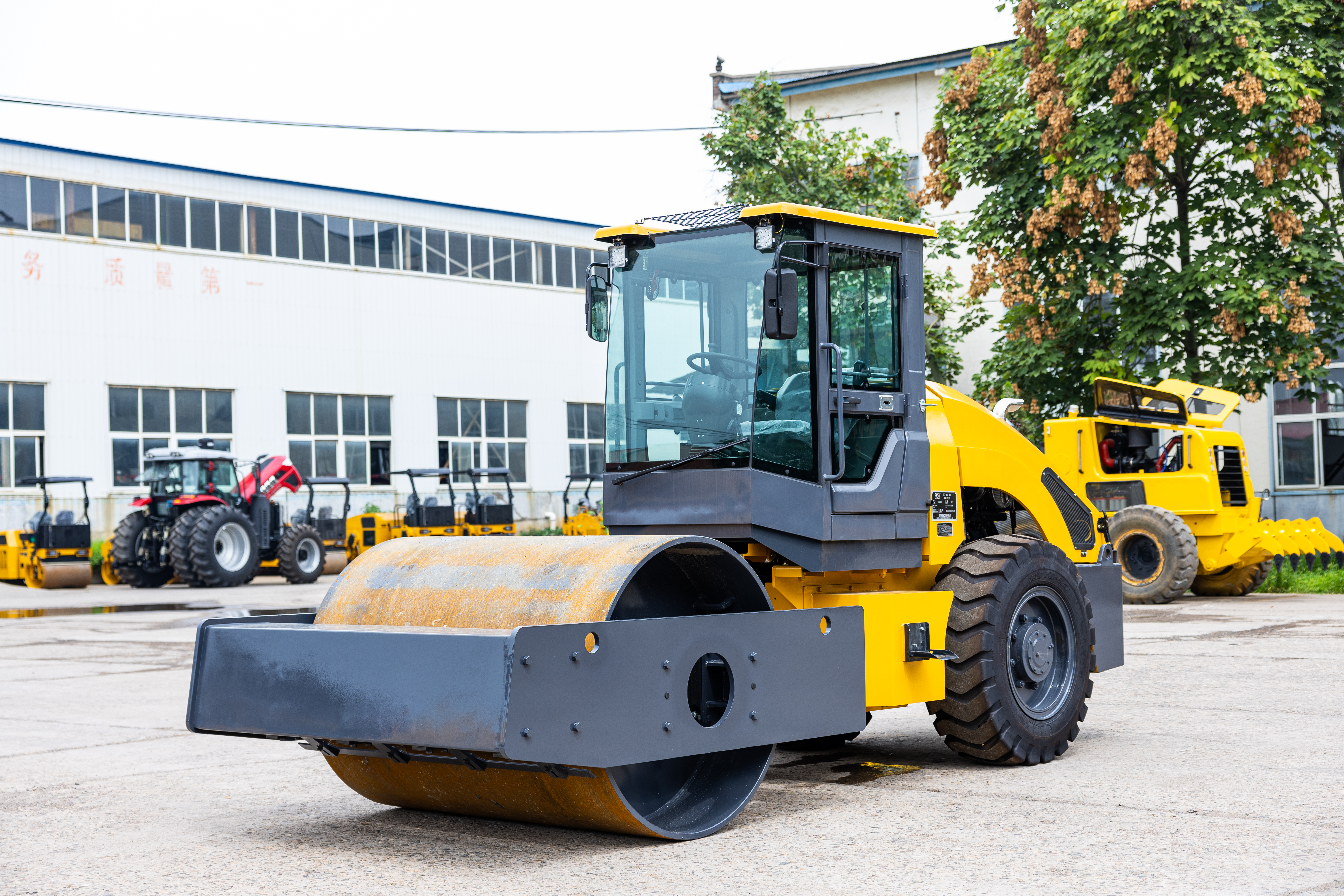 Lutong LTS308H 8 Ton Single Drum Vibratory Roller — All-weather Comfort & High-efficiency Compaction